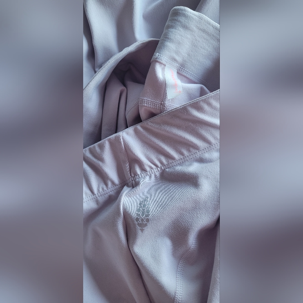 Free People Movement Lets Bounce Bubble Cinched Flare Joggers. Light Lilac. XL - Picture 9 of 9